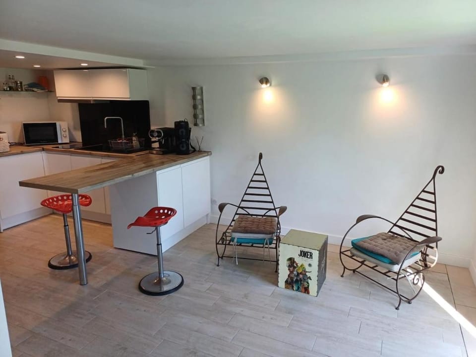 Kitchen or kitchenette, Seating area, oven, stove