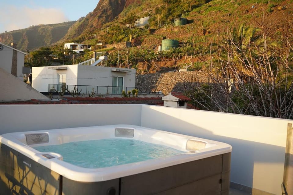Pauloldtown - Local experience w rooftop n jacuzzi Villa in Madeira District