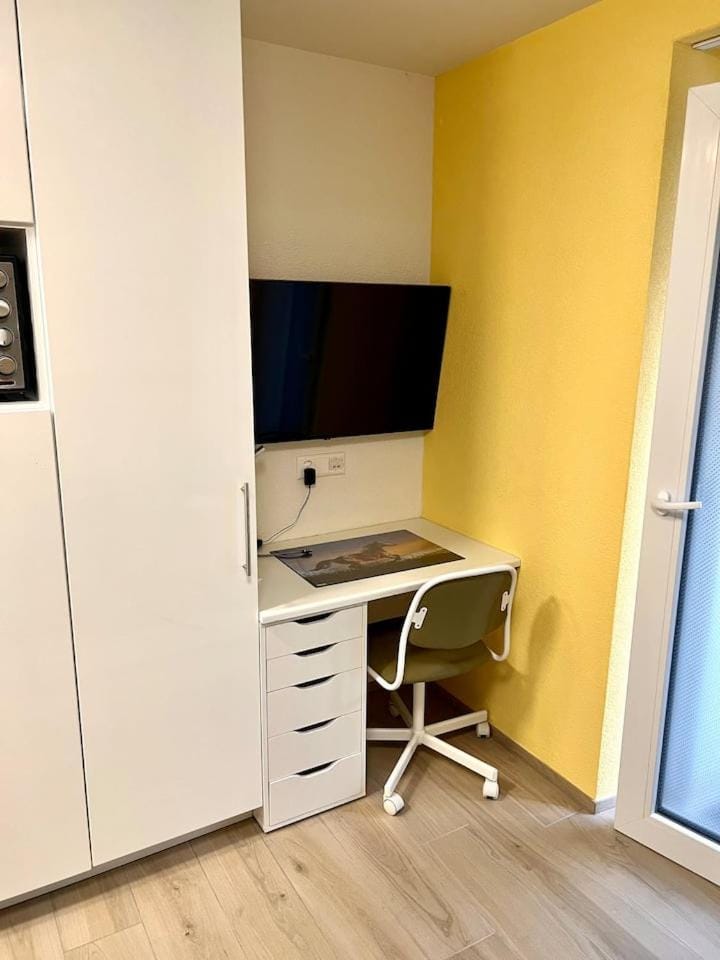 City Center Zurich Downtown Studio with Balcony Erlach - Self Checkin Apartment in Zurich City