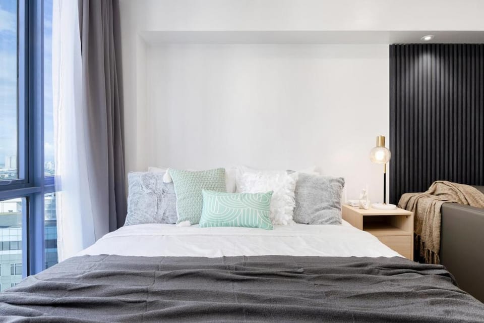 Furnished Studio Rental in Prime Cebu IT Park with Gym, Pool, Fast WiFi and Netflix Apartment in Lapu-Lapu City