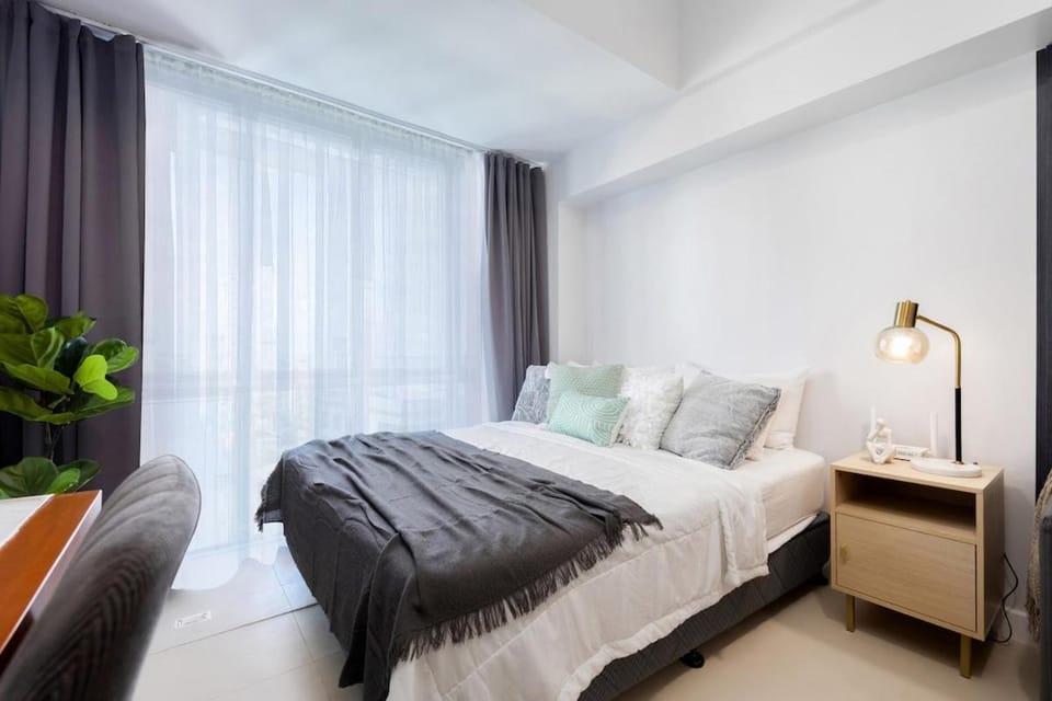 Furnished Studio Rental in Prime Cebu IT Park with Gym, Pool, Fast WiFi and Netflix Apartment in Lapu-Lapu City