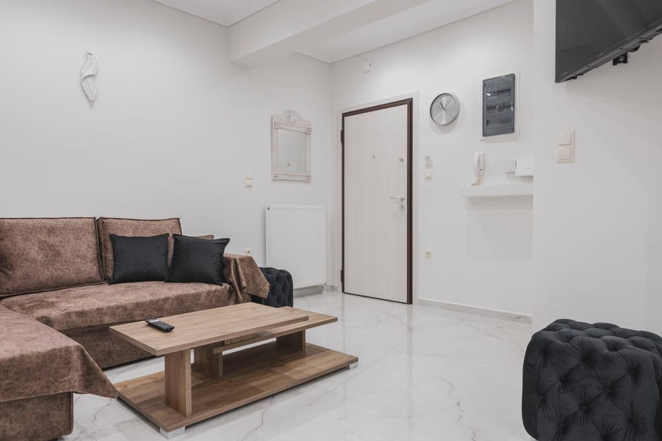 TV and multimedia, Kitchen or kitchenette, Living room, Seating area, air conditioner
