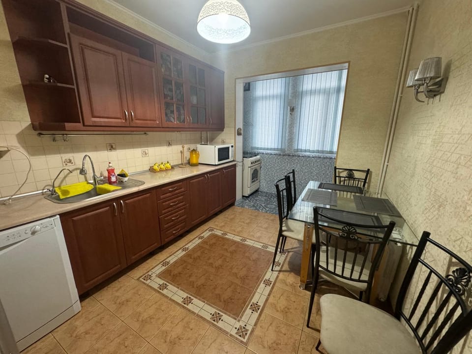 Coffee/tea facilities, View (from property/room), Kitchen or kitchenette, Dining area, City view, dishwasher, microwave, oven, towels