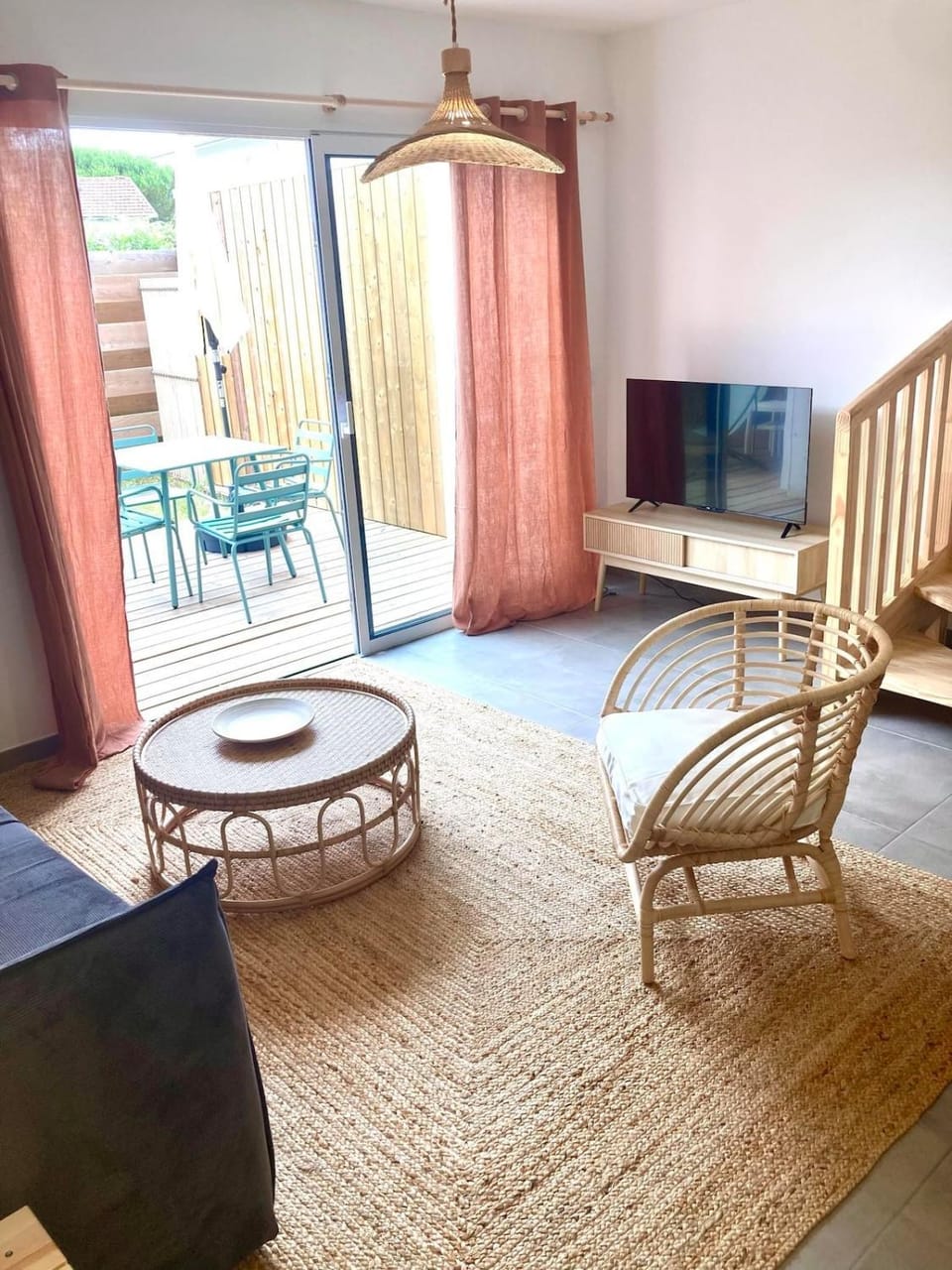 Garden, TV and multimedia, Living room, Seating area, Evening entertainment