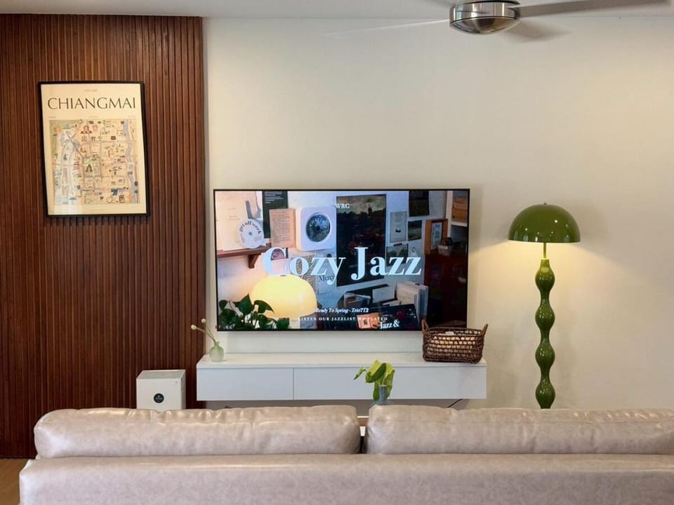 Communal lounge/ TV room, TV and multimedia, Living room, Seating area, Evening entertainment