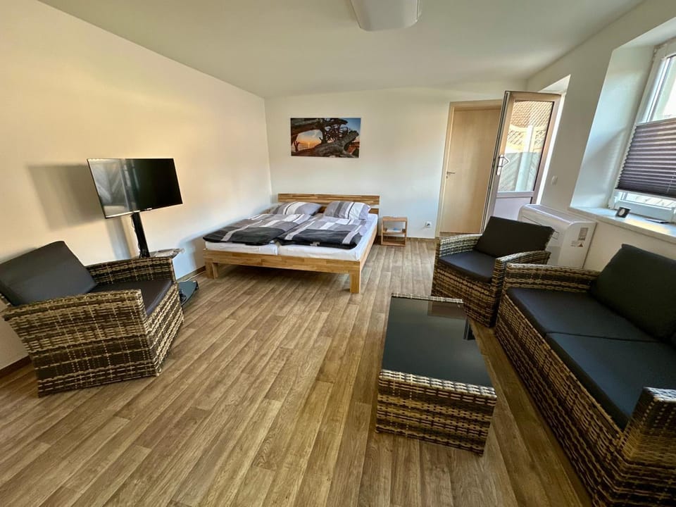 Communal lounge/ TV room, Bed, TV and multimedia, Living room, Photo of the whole room, Seating area, Evening entertainment, Bedroom