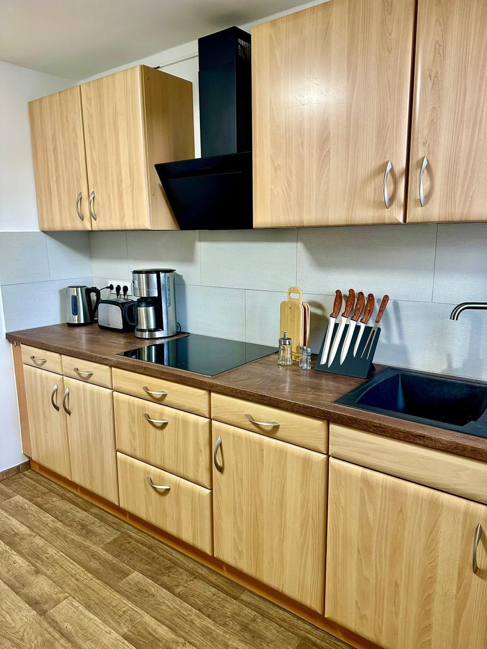 Coffee/tea facilities, Kitchen or kitchenette, dishwasher, stove, toaster