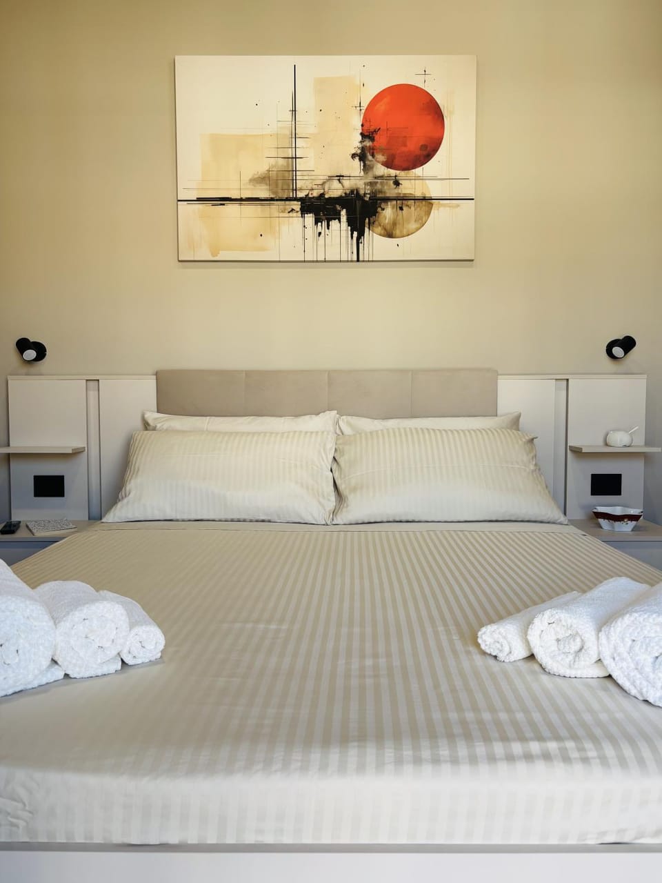 Bed, Photo of the whole room, Bedroom, towels