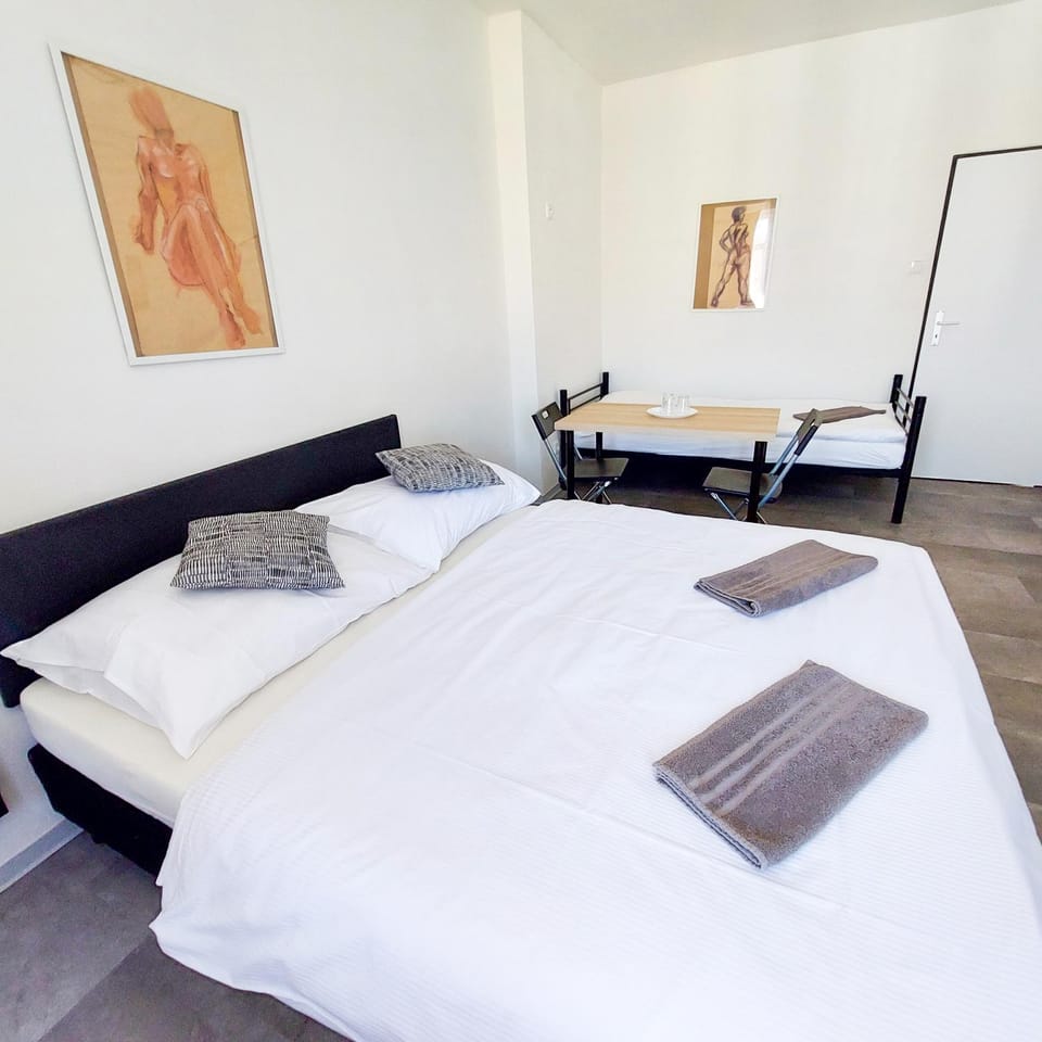 Bed, Photo of the whole room, Bedroom, towels