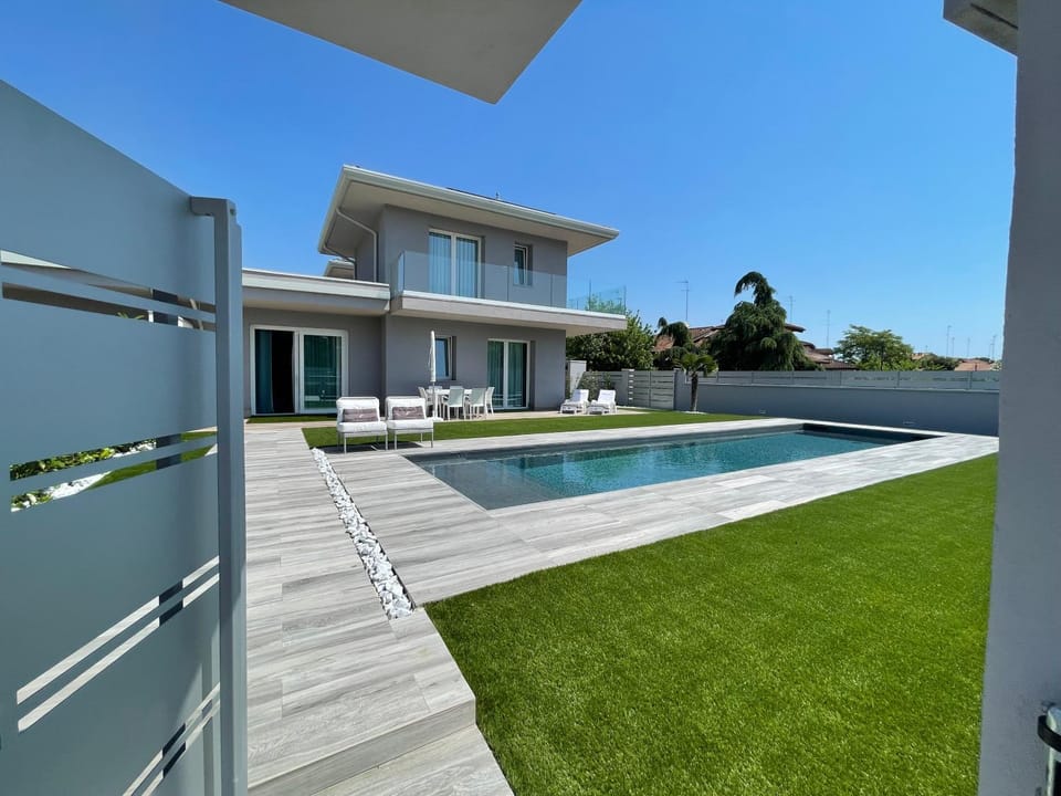 Property building, Day, Pool view, Swimming pool, sunbed