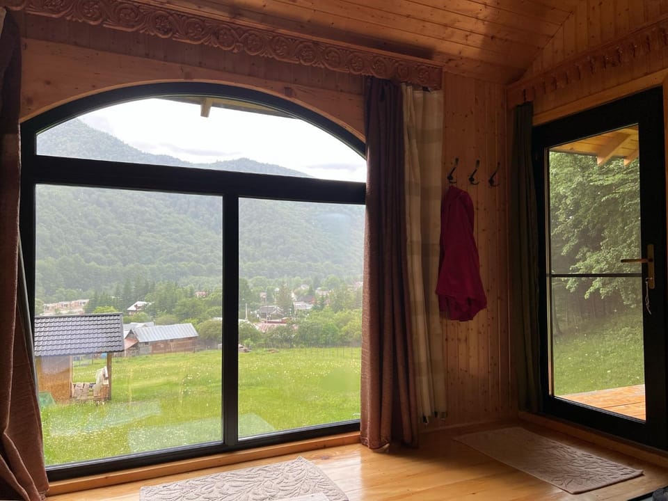 Wolfs Den Lepsa Chalet in Romania