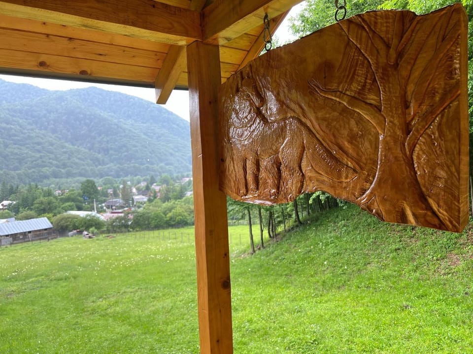 Wolfs Den Lepsa Chalet in Romania