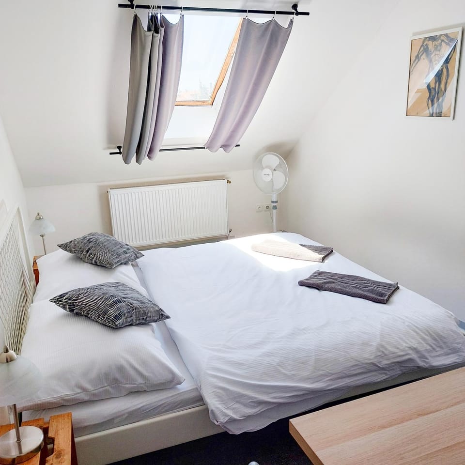 Bed, Photo of the whole room, Bedroom, towels