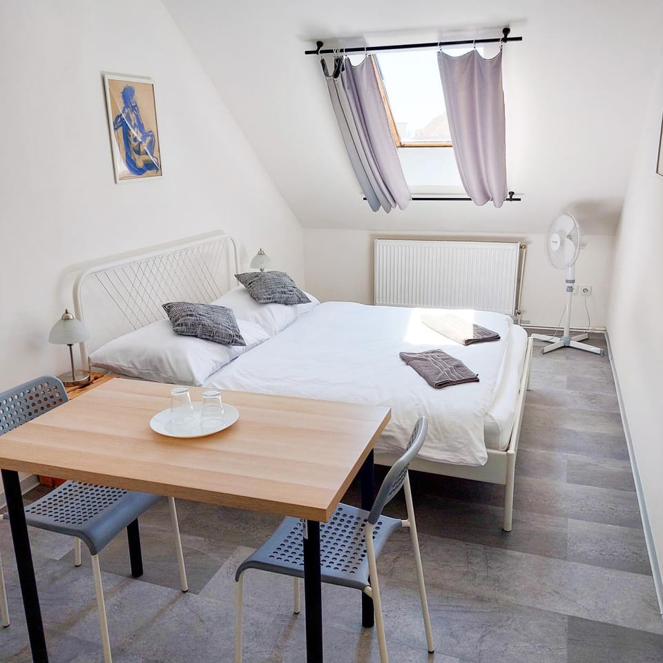 Bed, Photo of the whole room, Seating area, Bedroom