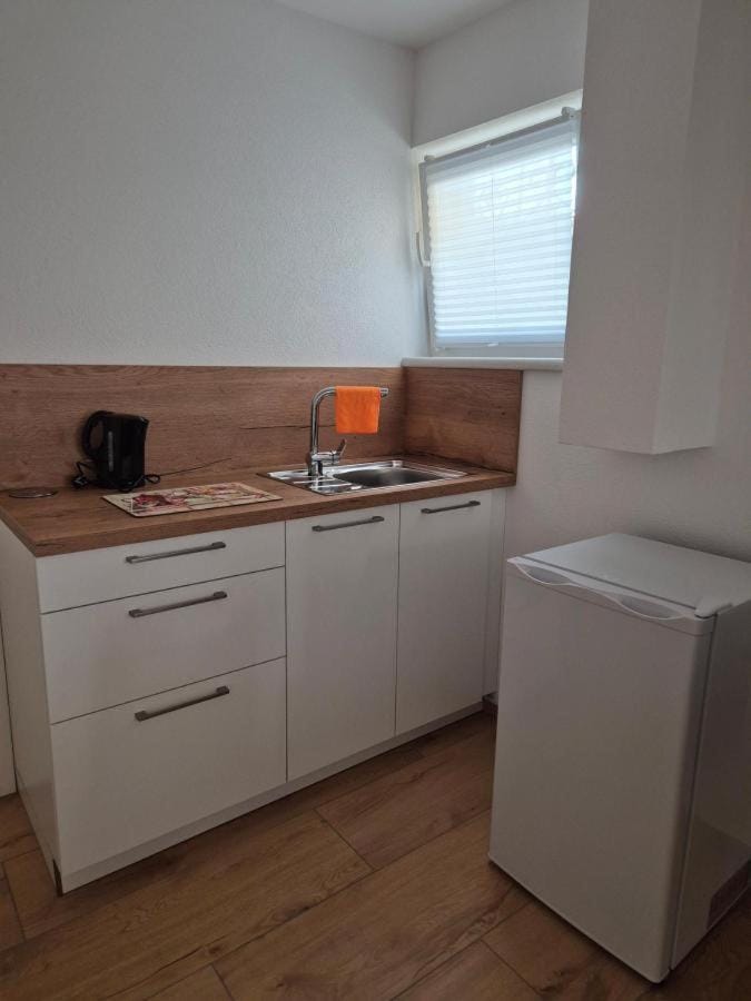 Kitchen or kitchenette, minibar