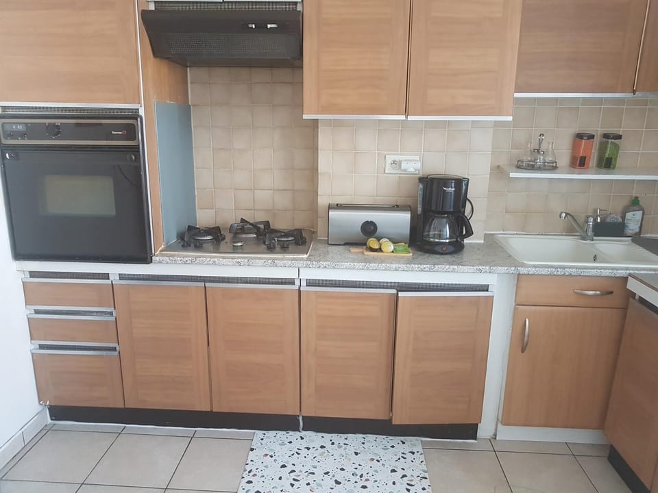 Coffee/tea facilities, Kitchen or kitchenette, oven, stove, toaster