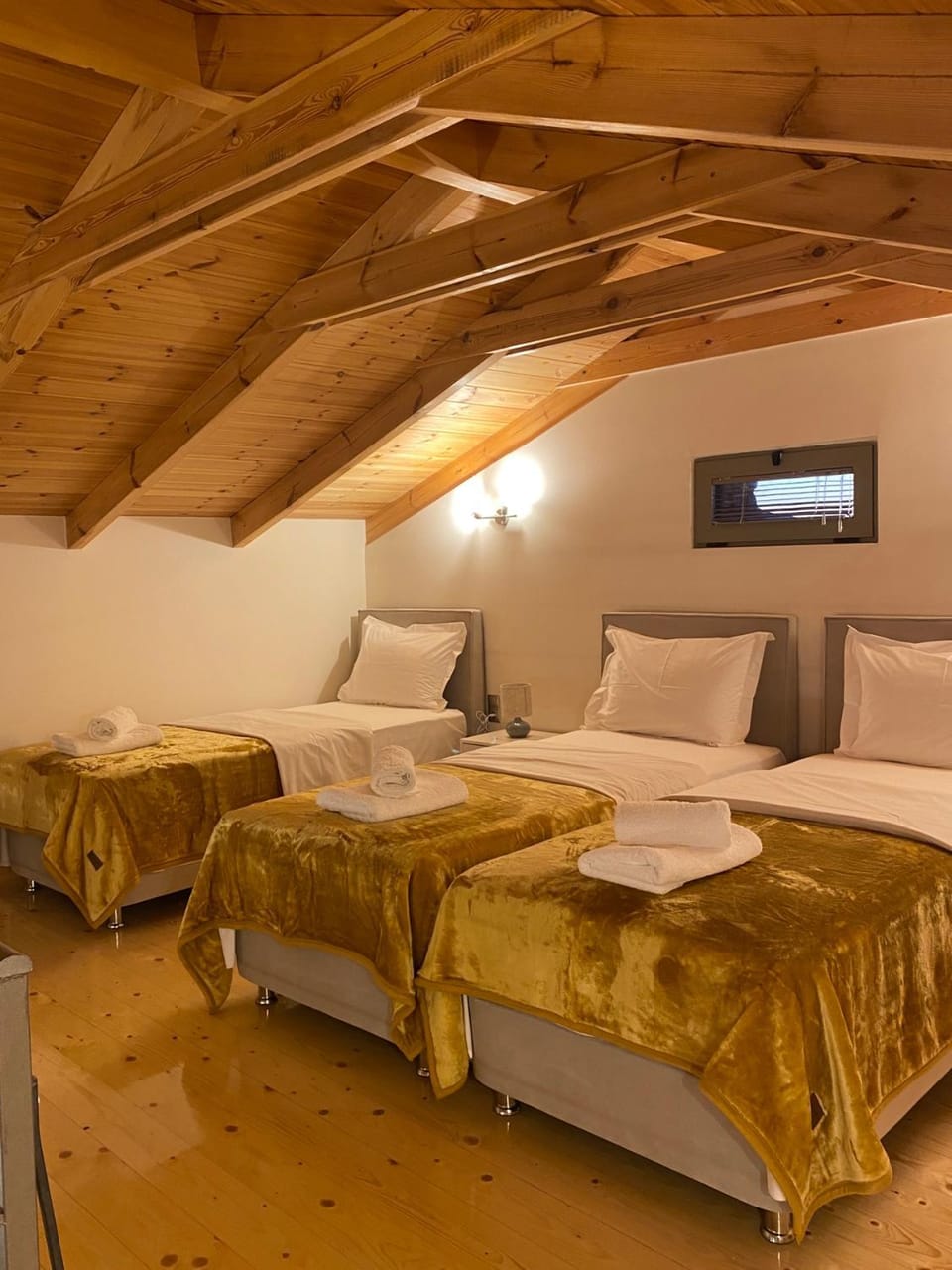 Bed, TV and multimedia, Photo of the whole room, Bedroom, towels