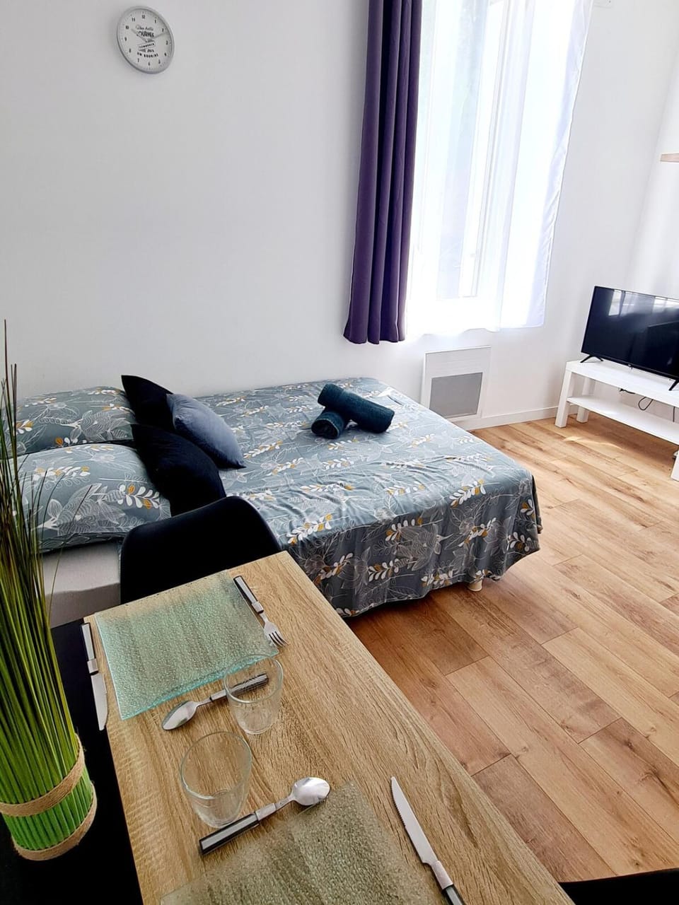 Bed, Photo of the whole room, Bedroom, towels