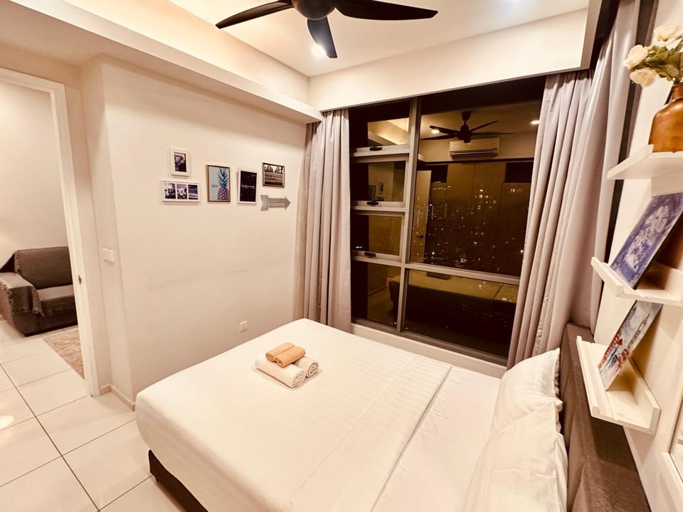 Bed, Photo of the whole room, Bedroom, fireplace, towels