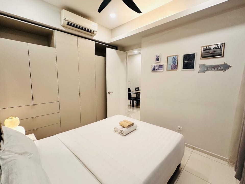 Bed, Photo of the whole room, Bedroom, towels