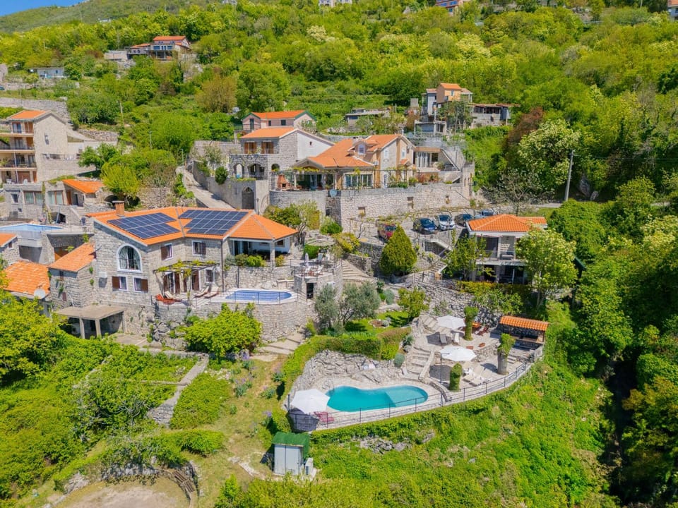 Property building, Day, Neighbourhood, Natural landscape, Swimming pool, Location, Parking