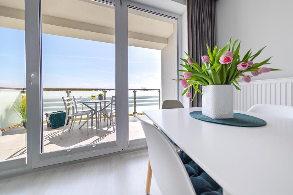 Natural landscape, View (from property/room), Balcony/Terrace, Living room, Seating area, Dining area