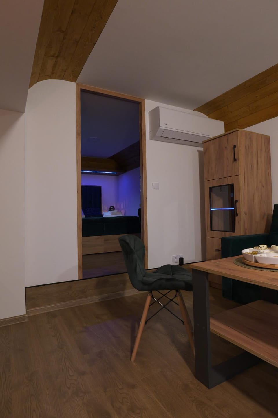 TV and multimedia, Kitchen or kitchenette, Living room, Seating area, Dining area