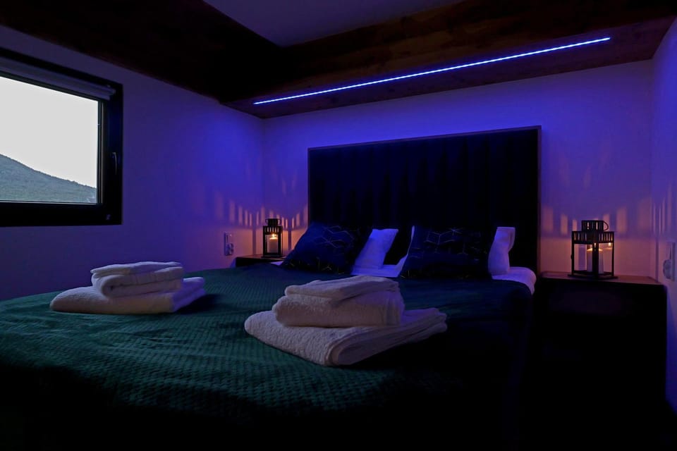Bed, Photo of the whole room, Bedroom, Mountain view, towels