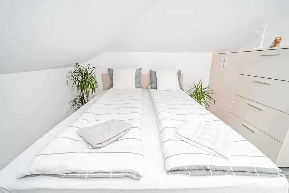 Bed, towels