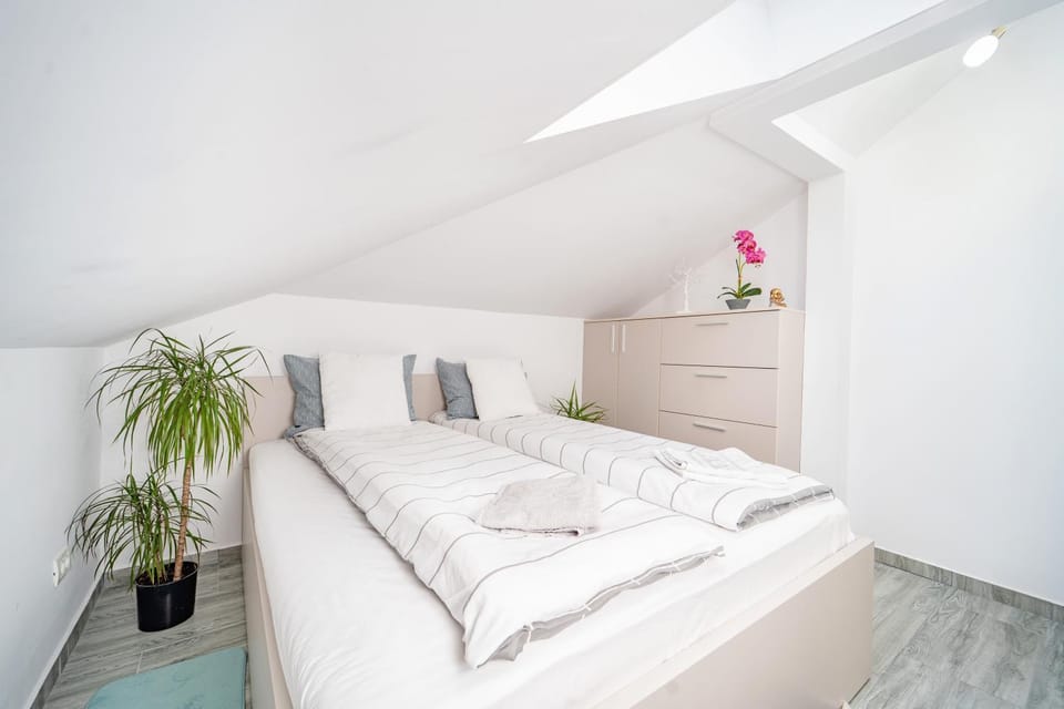 Bed, Photo of the whole room, Bedroom, towels
