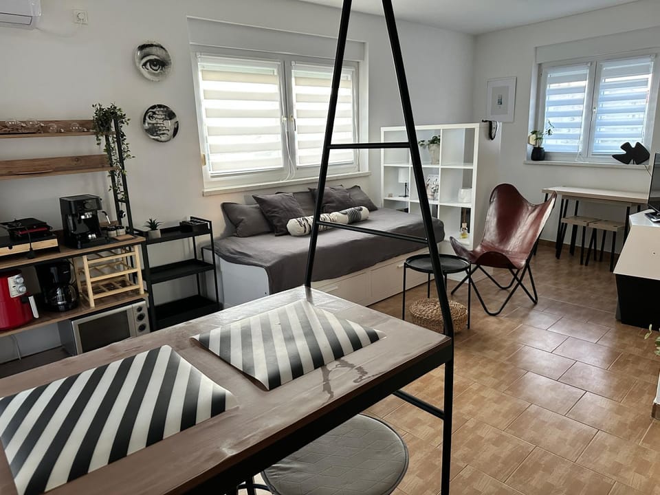 TV and multimedia, Coffee/tea facilities, Kitchen or kitchenette, Living room, air conditioner