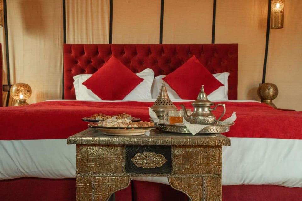 Bed, Seating area, Bedroom