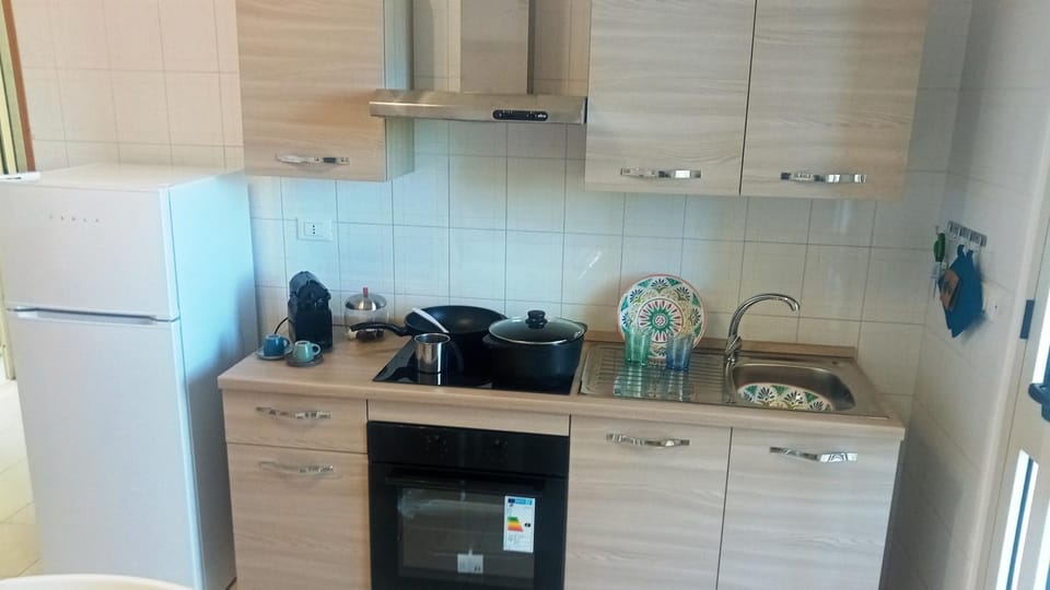 Coffee/tea facilities, Kitchen or kitchenette, oven, pet friendly, stove