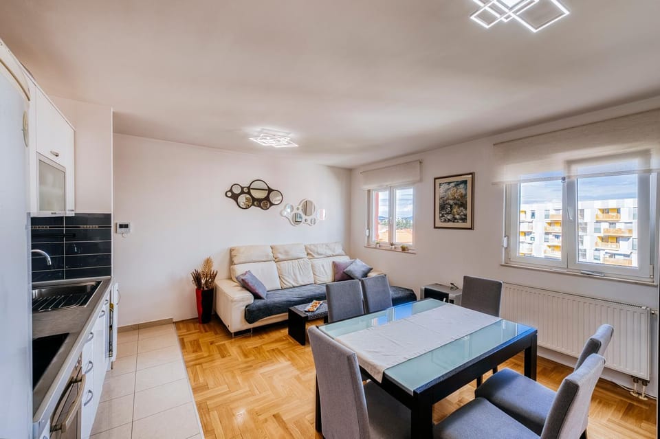 Kitchen or kitchenette, Seating area, Dining area