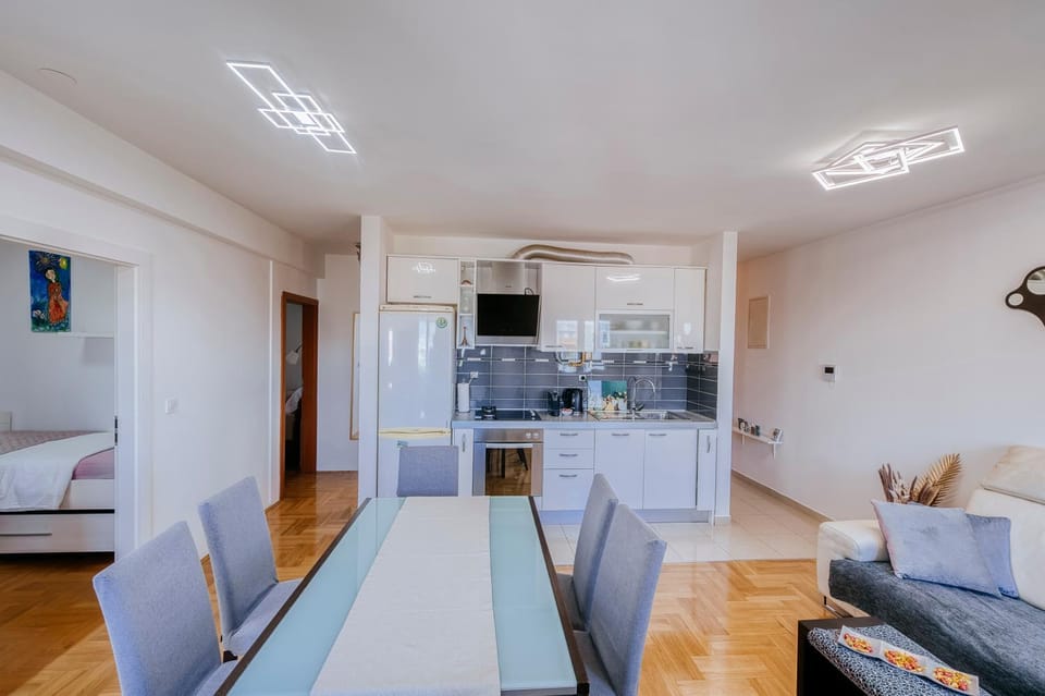Kitchen or kitchenette, Living room, Seating area, Dining area