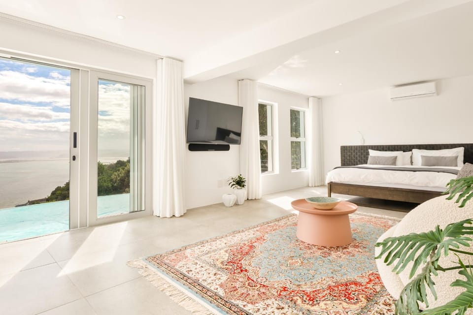 Natural landscape, TV and multimedia, Balcony/Terrace, Seating area, Bedroom, Pool view