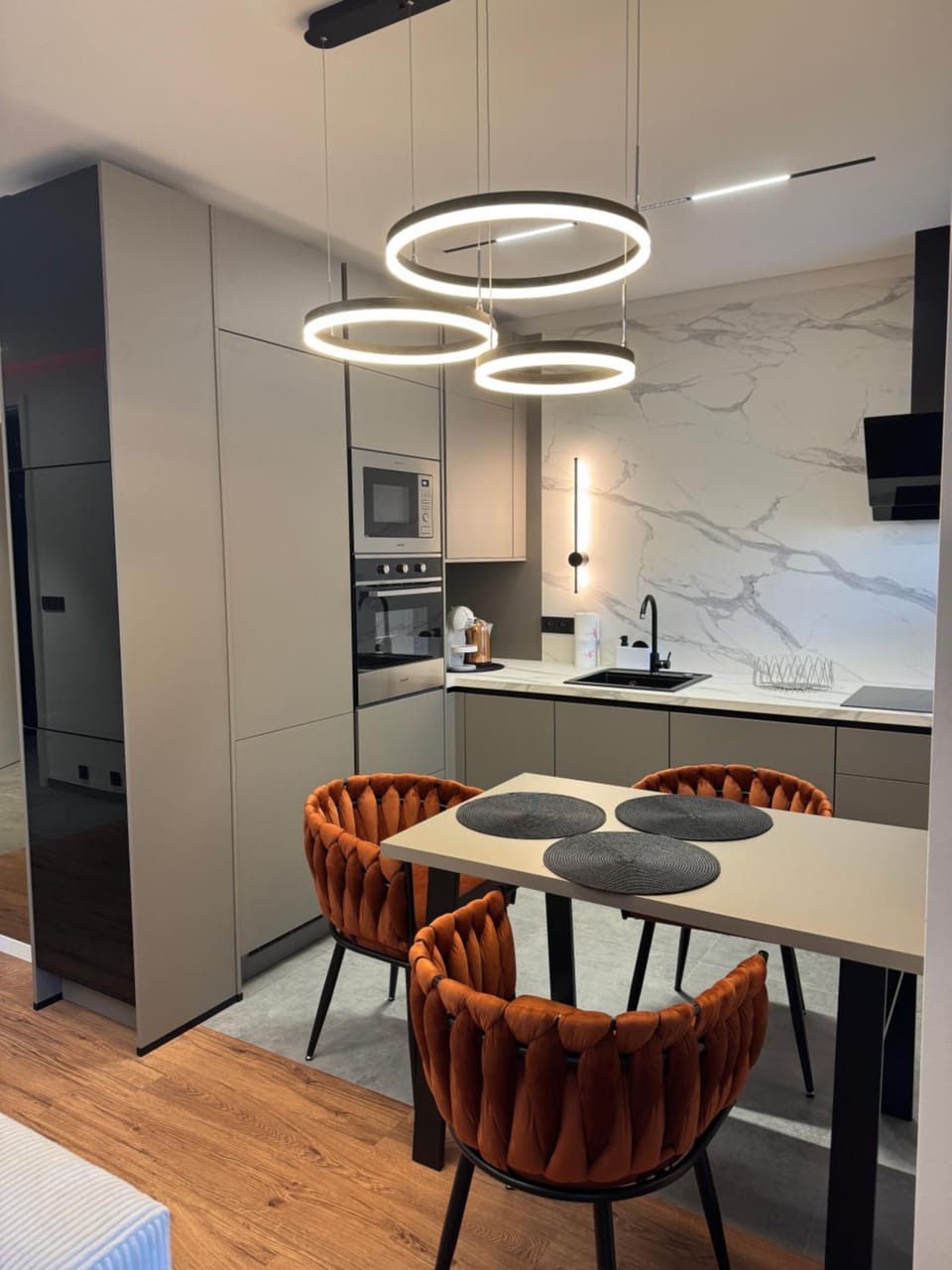 Kitchen or kitchenette, Seating area, Dining area, stove