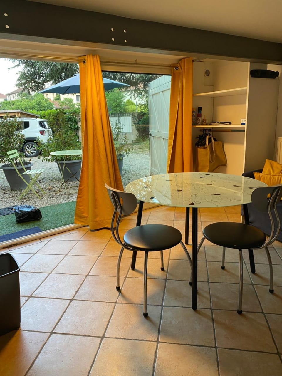 Seating area, Dining area