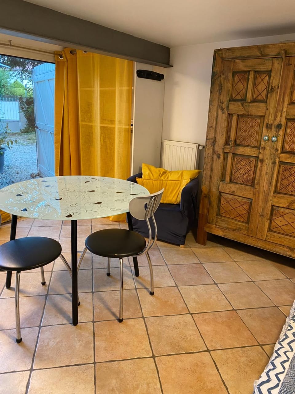 Seating area, storage, storage