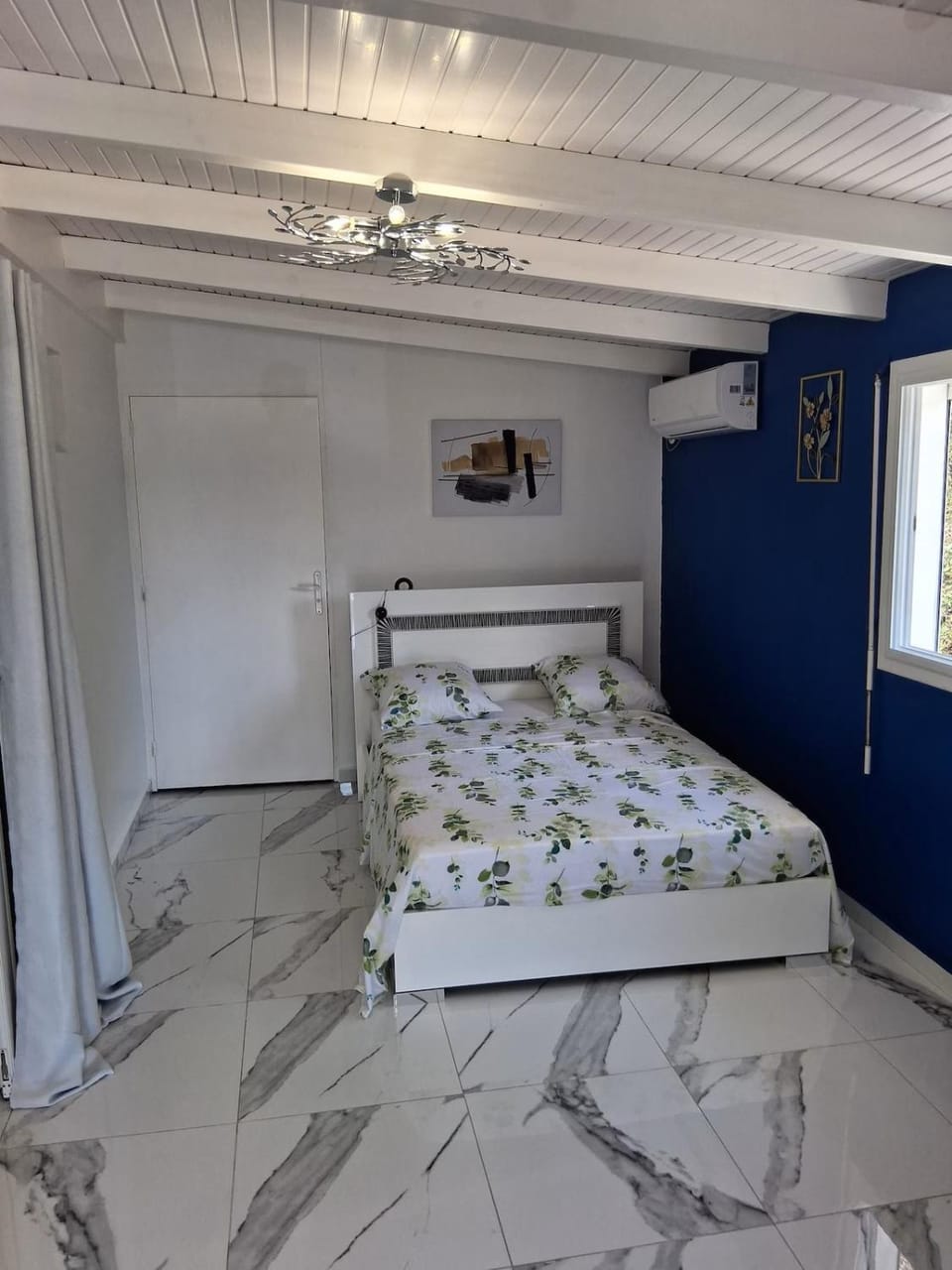Bed, Photo of the whole room, Bedroom, air conditioner