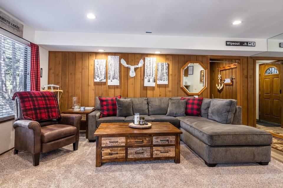 Ground Level, Sunshine Village #171- 2 bed/2 bath, Sleeps 6. Steps from Free Town Shuttle House in Mammoth Lakes