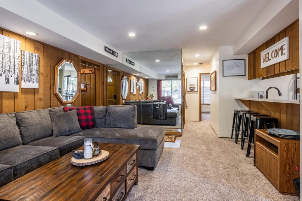 Ground Level, Sunshine Village #171- 2 bed/2 bath, Sleeps 6. Steps from Free Town Shuttle House in Mammoth Lakes
