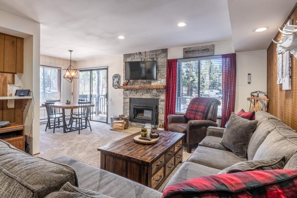 Ground Level, Sunshine Village #171- 2 bed/2 bath, Sleeps 6. Steps from Free Town Shuttle House in Mammoth Lakes