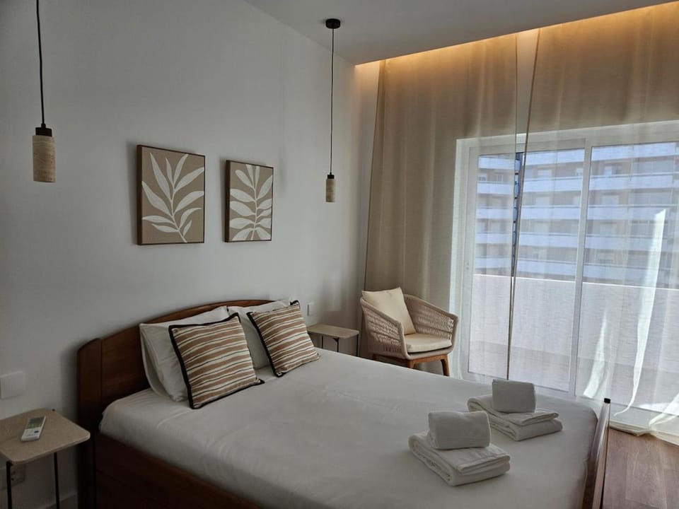 Bed, Bedroom, towels