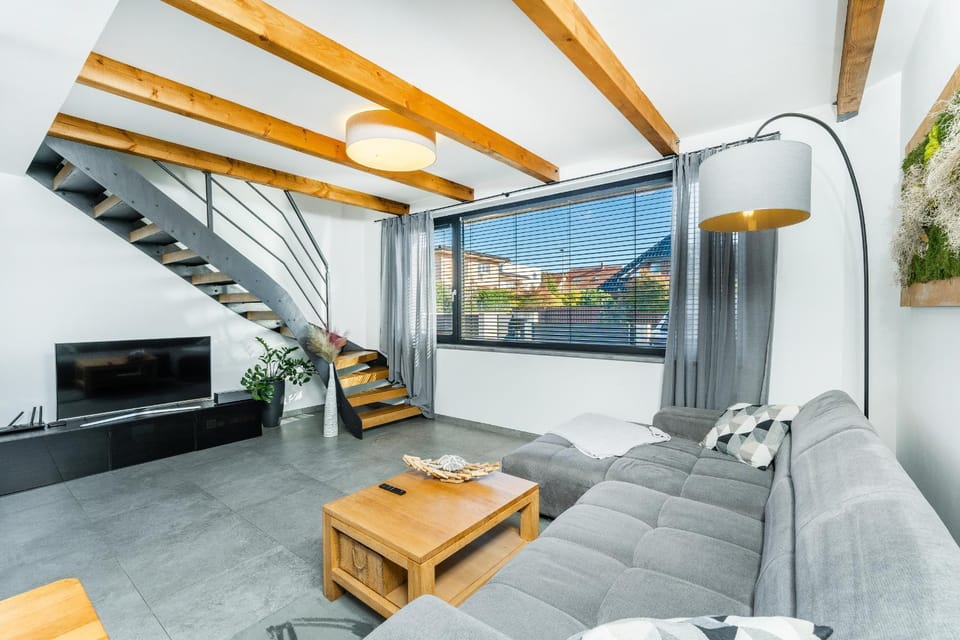 Dvouložnicový mezonetový apartmán se dvěma koupelnami v rodinné vile Apartment in Prague