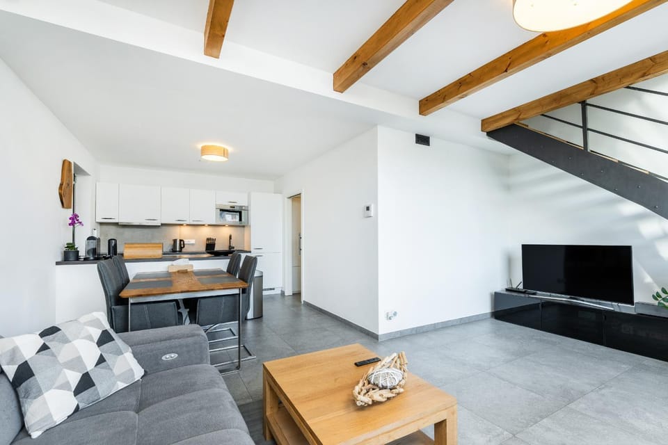 Dvouložnicový mezonetový apartmán se dvěma koupelnami v rodinné vile Apartment in Prague