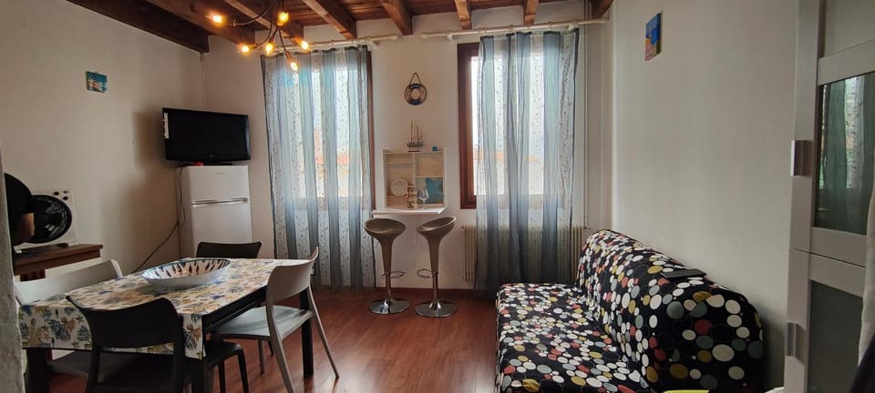 Communal lounge/ TV room, TV and multimedia, Kitchen or kitchenette, Living room, Seating area, Dining area