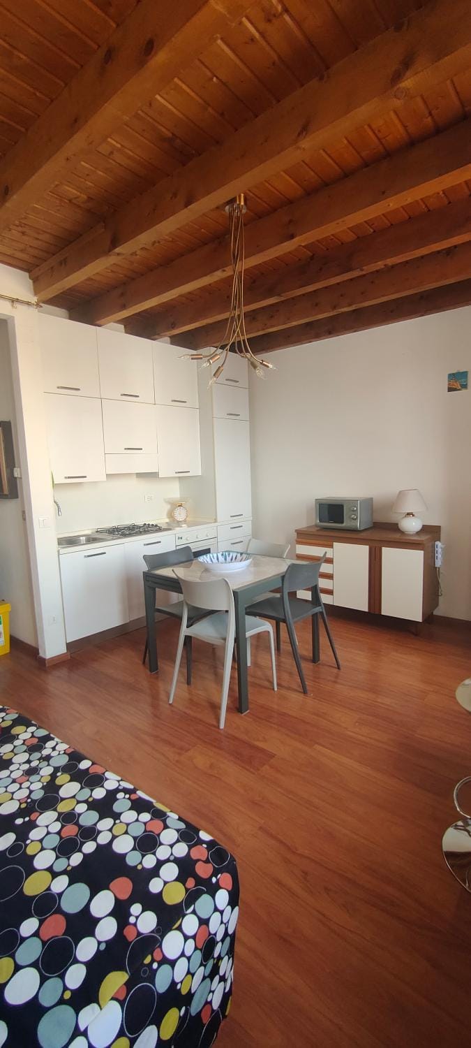 Kitchen or kitchenette, Living room, Seating area, Dining area