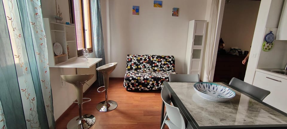 Kitchen or kitchenette, Living room, Seating area, Dining area, minibar, oven