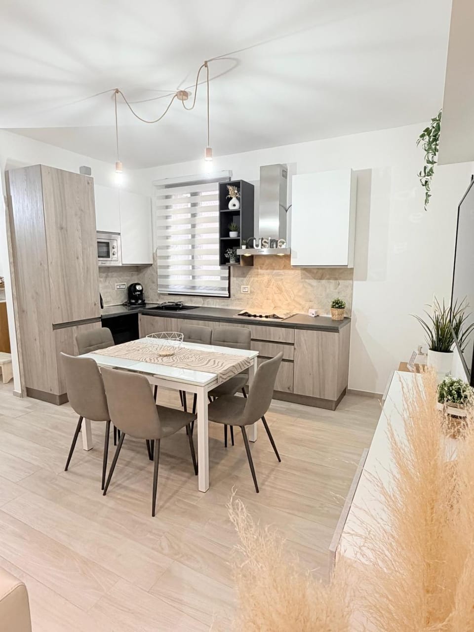 Kitchen or kitchenette, dishwasher, oven